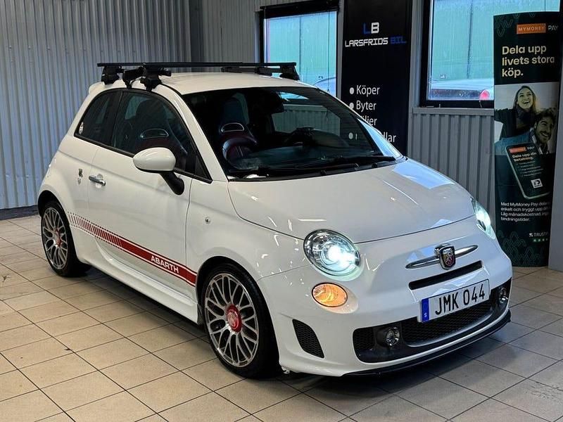 Vit Begagnad 2014 Abarth 595 Turismo Halvkombi | 89 800 kr (Marknadspris) - Bild 1/4