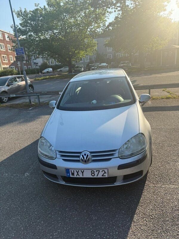 Silver Begagnad 2005 VW Golf IV Trendline Halvkombi | 23 000 kr (Bra pris) - Bild 1/4