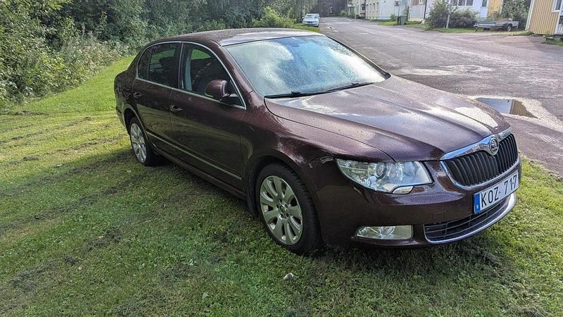 Röd Begagnad 2010 Skoda Superb Elegance Halvkombi | 54 900 kr (Superpris) - Bild 1/4