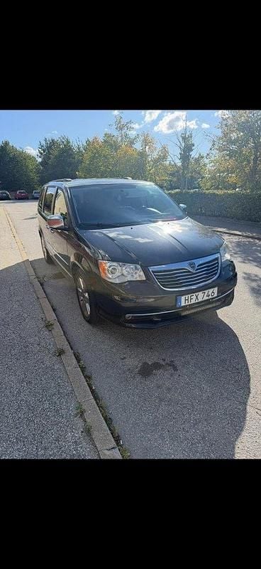 Svart Begagnad 2015 Lancia Voyager Minibuss | 105 000 kr (Bra pris) - Bild 1/4