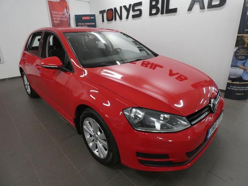 Röd Begagnad 2013 VW Golf VII Halvkombi | 55 900 kr (Marknadspris) - Bild 1/4