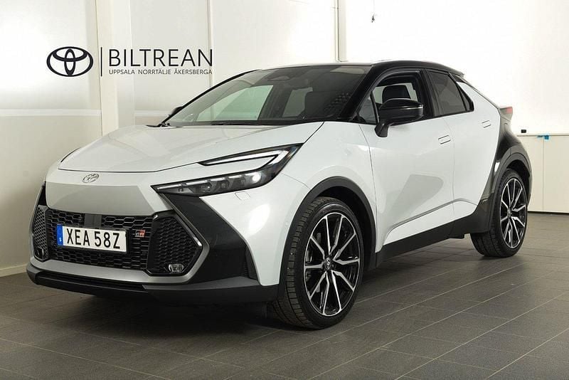 Grå (grå metallic bitone) Begagnad 2024 Toyota C-HR+ Sport SUV | 418 900 kr (Bra pris) - Bild 1/4