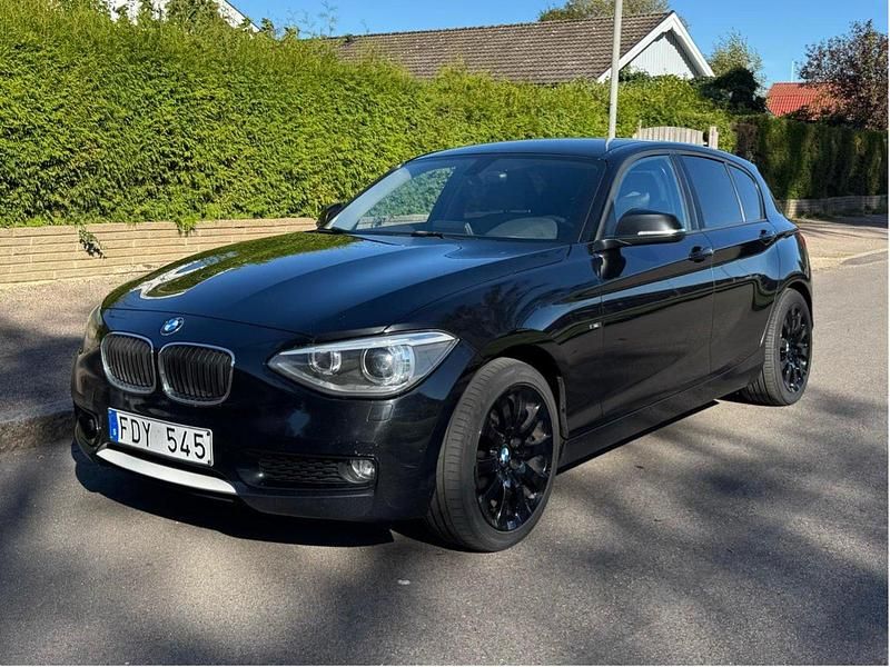 Svart Begagnad 2012 BMW 118 Urban Line Halvkombi | 85 000 kr (Marknadspris) - Bild 1/4