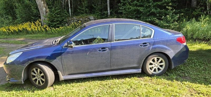 Blå Begagnad 2012 Subaru Legacy Sedan | 27 000 kr (Bra pris) - Bild 1/4