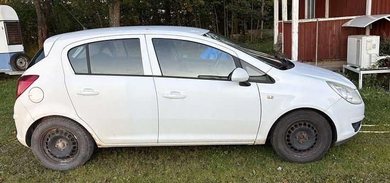 Vit Begagnad 2009 Opel Corsa Halvkombi | 20 000 kr (Marknadspris) - Bild 1/4