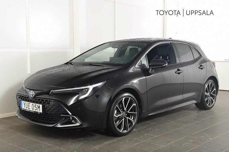 Svart Begagnad 2023 Toyota Corolla Executive Halvkombi | 294 900 kr (Marknadspris) - Bild 1/4