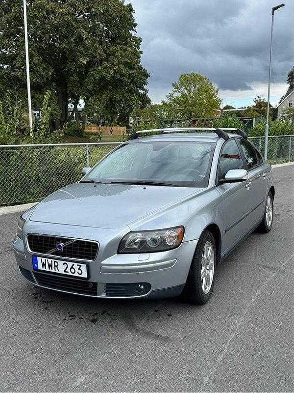 Silver Begagnad 2006 Volvo S40 Kinetic Sedan | 27 000 kr (Bra pris) - Bild 1/4