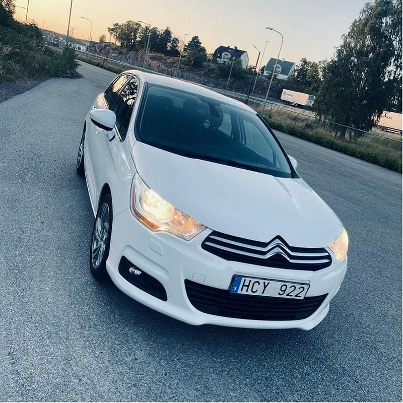 Vit Begagnad 2012 Citroën C4 Halvkombi | 50 000 kr (Bra pris) - Bild 1/4