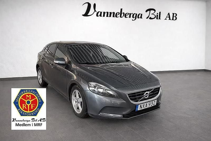 Grå Begagnad 2013 Volvo V40 Kinetic Halvkombi | 94 900 kr (Marknadspris) - Bild 1/4