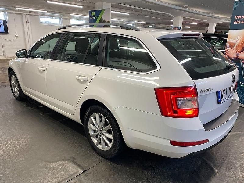Begagnad Skoda Octavia Ambition 105 HK (77 kW) 2013 Vit Kombi