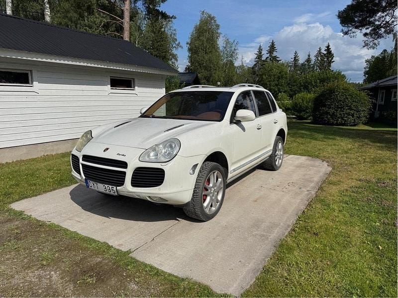 Vit Begagnad 2005 Porsche Cayenne Turbo SUV | 35 000 kr - Bild 1/4