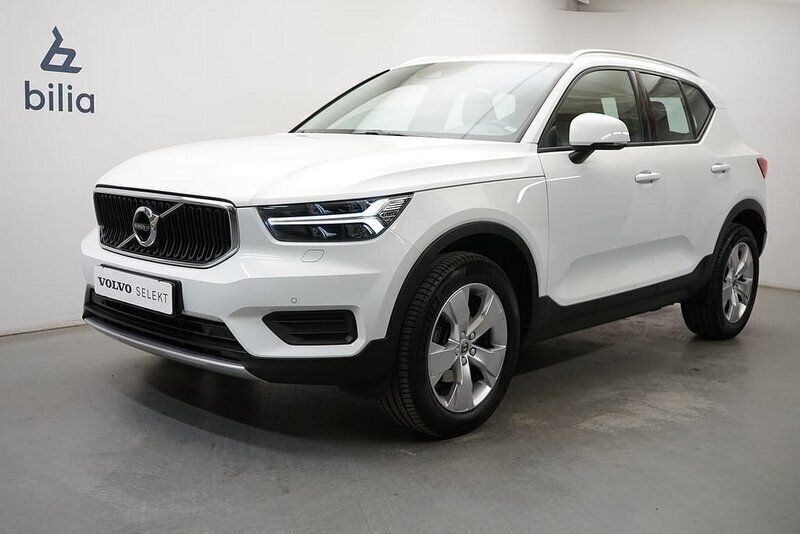 Vit Begagnad 2022 Volvo XC40 Momentum SUV | 309 900 kr (Marknadspris) - Bild 1/3
