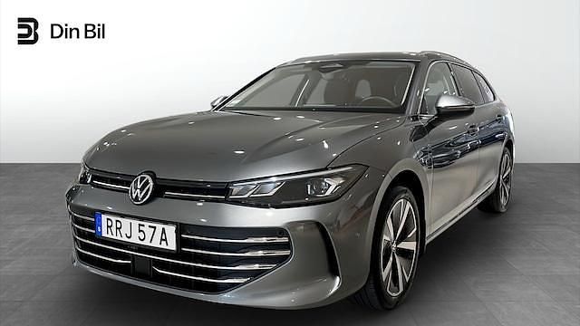 Mörkgrå Begagnad 2024 VW Passat Business Kombi | 449 900 kr (Lite dyr) - Bild 1/4