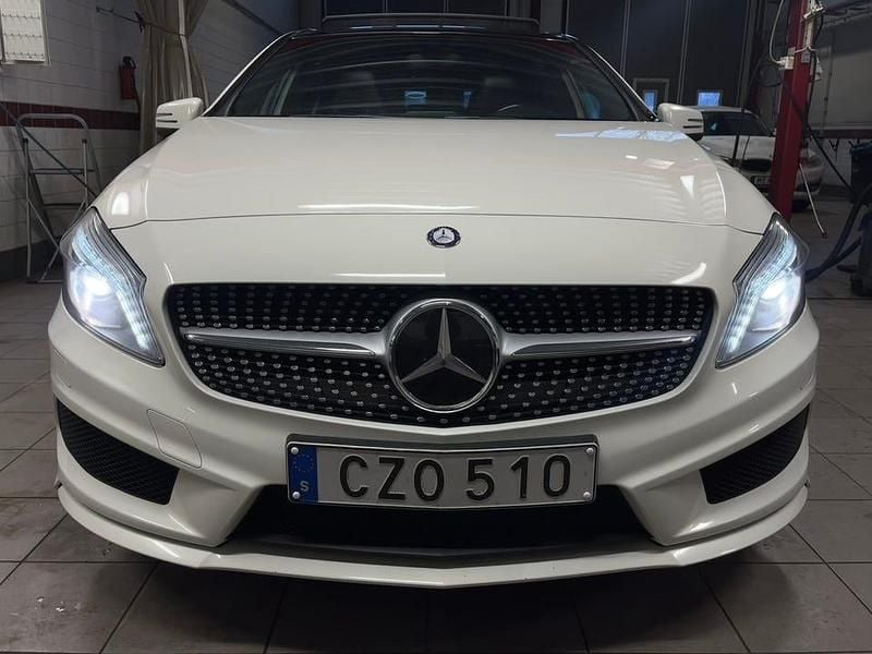 Vit Begagnad 2015 Mercedes A200 AMG Halvkombi | 129 900 kr (Marknadspris) - Bild 1/4