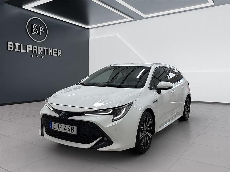 Vit Begagnad 2021 Toyota Corolla Style Kombi | 239 900 kr (Marknadspris) - Bild 1/3