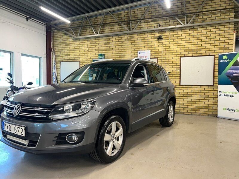Mörkgrå (grå) Begagnad 2013 VW Tiguan Sport SUV | 119 900 kr (Marknadspris) - Bild 1/4