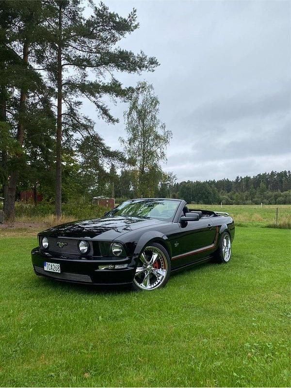 Svart Begagnad 2007 Ford Mustang GT Convertible Cab | 219 900 kr (Bra pris) - Bild 1/4