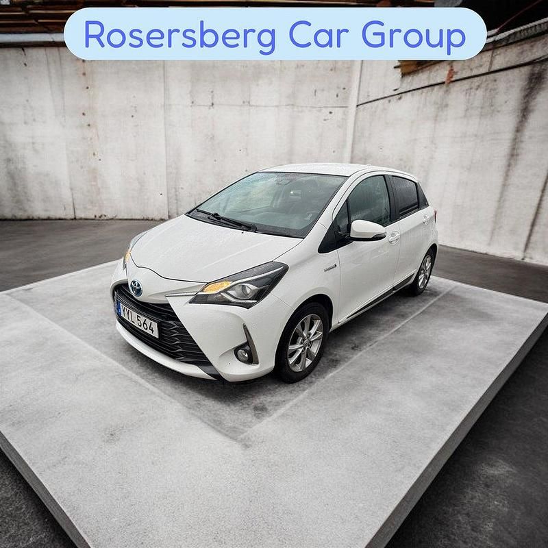Vit Begagnad 2018 Toyota Yaris Hybrid Halvkombi | 159 900 kr (Lite dyr) - Bild 1/4
