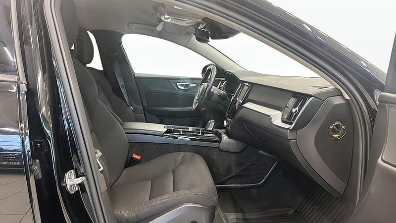 Begagnad Volvo V60 Momentum 253 HK (186 kW) 2020 Svart Kombi
