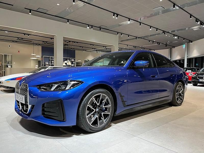 Blå Begagnad 2025 BMW i4 M Sport Sedan | 647 900 kr - Bild 1/4
