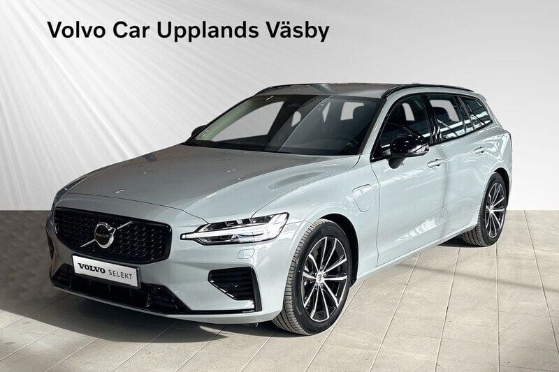 Grå Begagnad 2024 Volvo V60 Plus Kombi | 494 000 kr (Marknadspris) - Bild 1/3