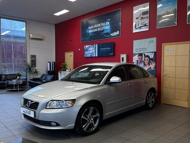 Grå Begagnad 2012 Volvo S40 Momentum Sedan | 89 500 kr (Lite dyr) - Bild 1/4