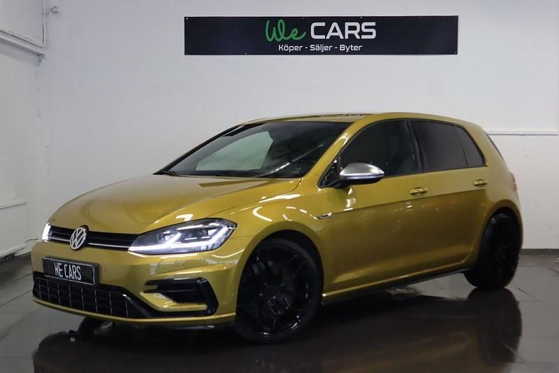 Gul Begagnad 2017 VW Golf VII R Halvkombi | 309 900 kr - Bild 1/4