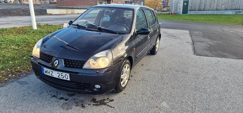 Svart Begagnad 2005 Renault Clio R.S. Halvkombi | 12 000 kr (Marknadspris) - Bild 1/4