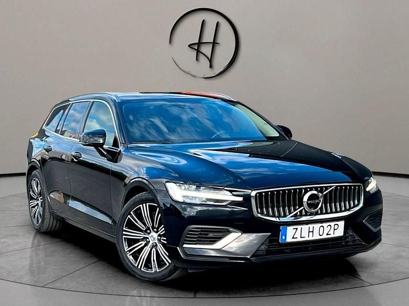 Svart Begagnad 2021 Volvo V60 SE Kombi | 265 000 kr (Marknadspris) - Bild 1/4