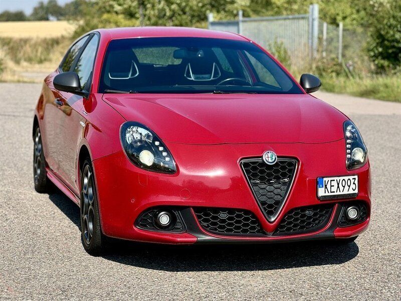 Röd Begagnad 2017 Alfa Romeo Giulietta Veloce Halvkombi | 209 900 kr - Bild 1/4