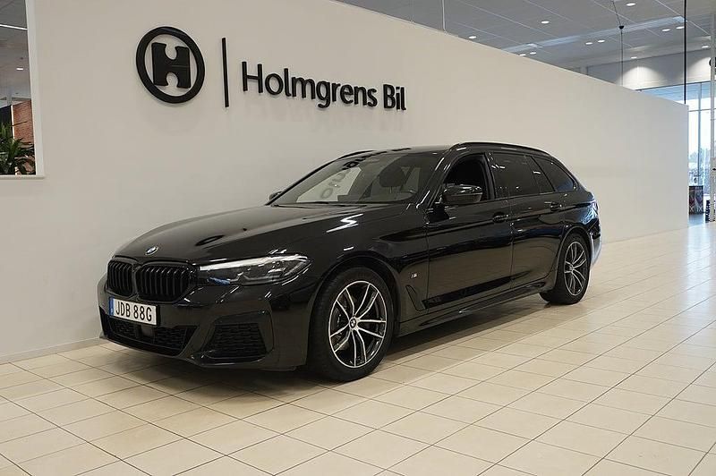 Safirsvart metallic Begagnad 2020 BMW 520 M Sport Kombi | 319 900 kr (Marknadspris) - Bild 1/4