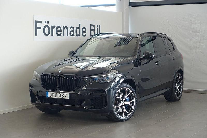 Svart (safirsvart metallic ) Begagnad 2022 BMW X5 M Sport SUV | 749 000 kr (Lite dyr) - Bild 1/4