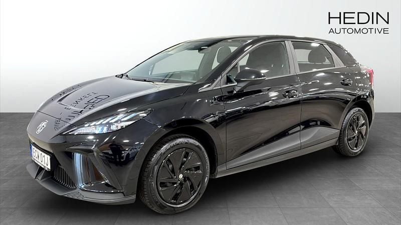 Svart (black) Begagnad 2023 MG MG4 EV Halvkombi | 249 900 kr - Bild 1/4