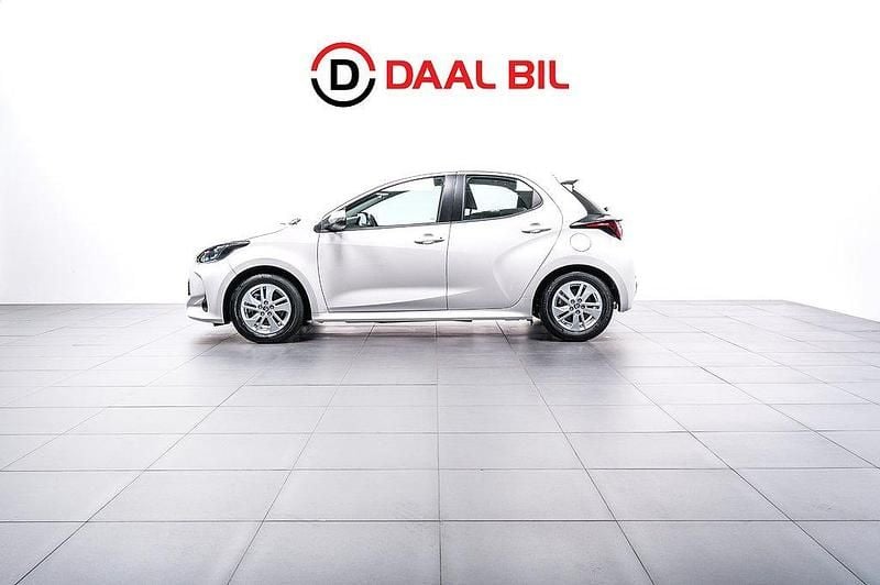 Vit Begagnad 2021 Toyota Yaris Hybrid Active Halvkombi | 209 700 kr (Marknadspris) - Bild 1/4