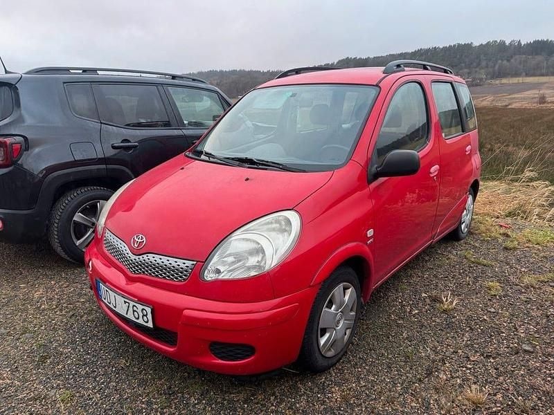 Röd Begagnad 2003 Toyota Yaris Kombi | 8 000 kr (Superpris) - Bild 1/4