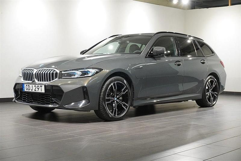 Grå Begagnad 2024 BMW 330e M Sport Kombi | 599 800 kr - Bild 1/4