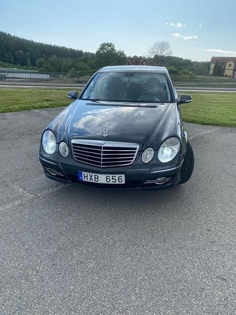 Grå Begagnad 2009 Mercedes E220 Avantgarde Sedan | 45 000 kr (Lite dyr) - Bild 1/4