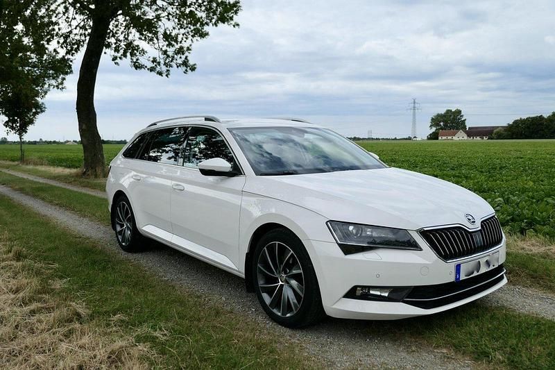 Vit Begagnad 2018 Skoda Superb Business Line Kombi | 238 500 kr (Marknadspris) - Bild 1/4