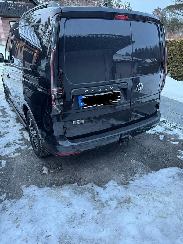 Begagnad VW Caddy Black Edition 122 HK (89 kW) 2022 Svart Minibuss