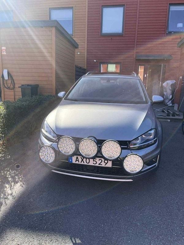 Grå Begagnad 2016 VW Golf Alltrack Kombi | 164 000 kr (Marknadspris) - Bild 1/4