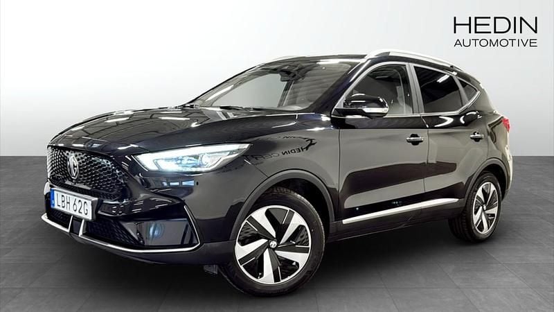 Svart (black) Begagnad 2021 MG ZS Luxury Sedan | 244 900 kr (Bra pris) - Bild 1/4