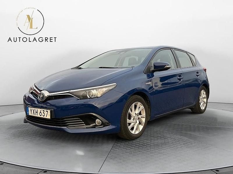 Mörkblå Begagnad 2017 Toyota Auris Hybrid Active Halvkombi | 169 900 kr (Marknadspris) - Bild 1/4