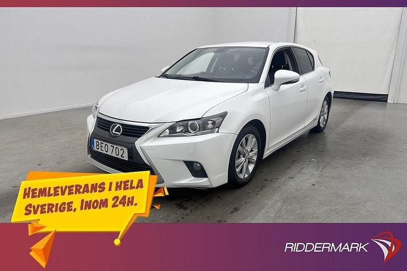 Vit Begagnad 2013 Lexus CT200h Halvkombi | 149 800 kr - Bild 1/3