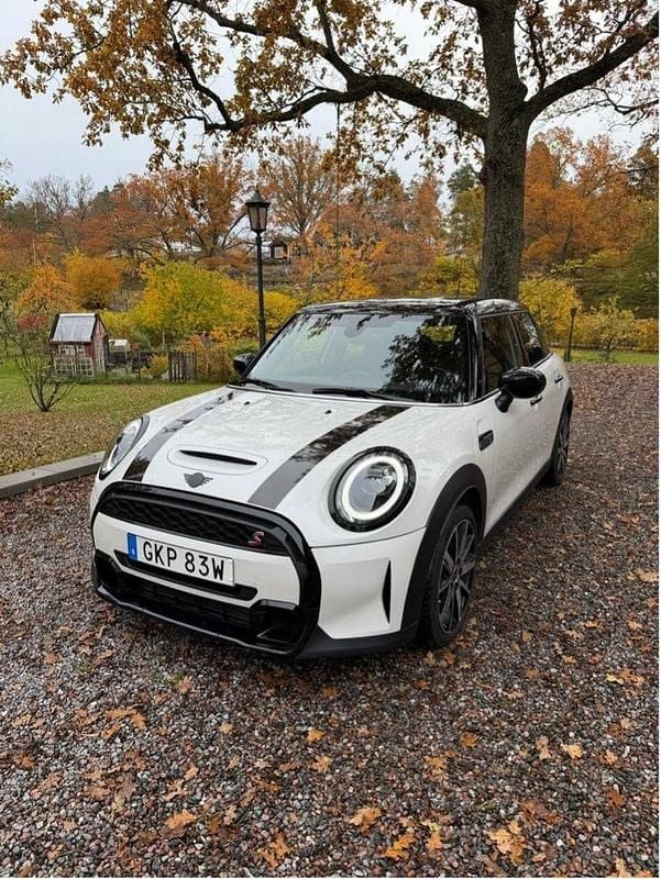 Vit Begagnad 2023 Mini Cooper S Halvkombi | 275 000 kr (Marknadspris) - Bild 1/4