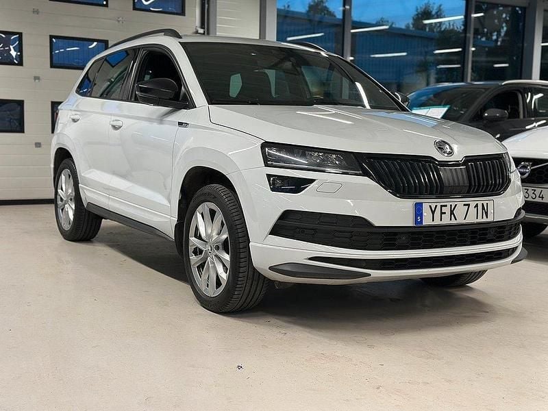Vit Begagnad 2022 Skoda Karoq SportLine SUV | 299 900 kr (Marknadspris) - Bild 1/4
