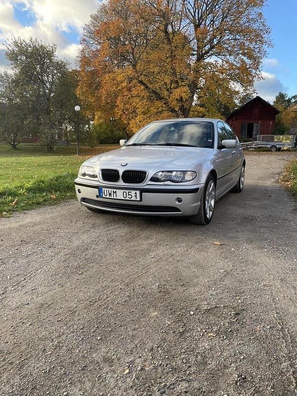 Grå Begagnad 2004 BMW 320 Sedan | 42 000 kr (Bra pris) - Bild 1/4