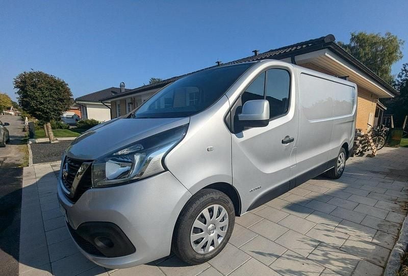 Silver Begagnad 2017 Nissan NV300 Van | 109 000 kr (Marknadspris) - Bild 1/4