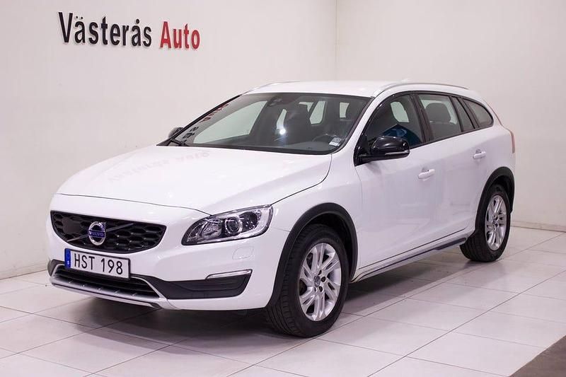 Begagnad Volvo V60 CC Momentum 190 HK (139 kW) 2016 Vit Kombi