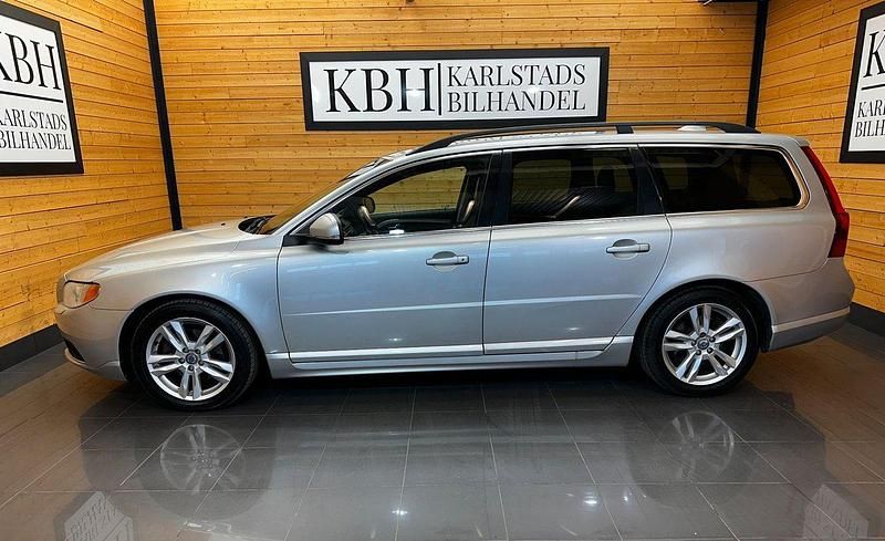 Ljusgrå (grå) Begagnad 2013 Volvo V70 Momentum Kombi | 84 900 kr (Marknadspris) - Bild 1/4