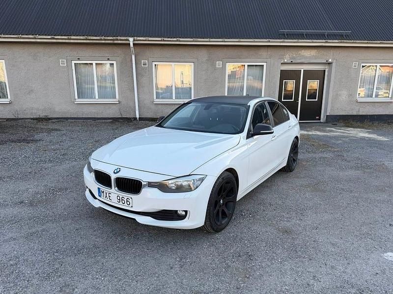 Vit Begagnad 2012 BMW 318 Sedan | 83 900 kr (Lite dyr) - Bild 1/4